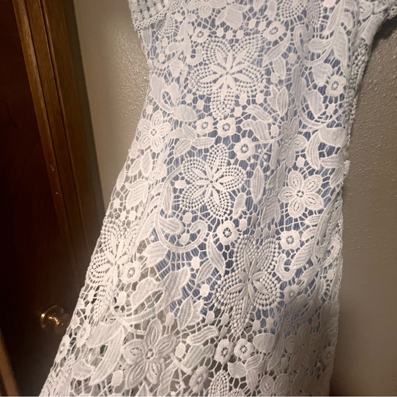 LIKE NEW Romeo & Juliet Couture Blue and White Floral Crochet Lace Dress - Picture 4 of 10